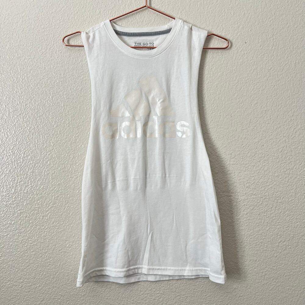 Adidas logo The Go-To Performance Tee Muscle Tank white pearl logo